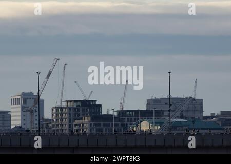 Industriekräne über der Skyline, City of London, England, Großbritannien Stockfoto