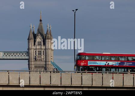 Der rote Bus überquert die Tower Bridge, City of London, England, Großbritannien Stockfoto