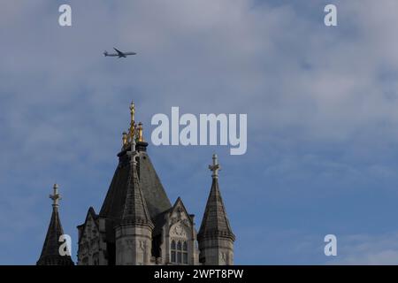 Flugzeuge von japanischen Fluggesellschaften im Flug über die Tower Bridge, London, England, Vereinigtes Königreich Stockfoto