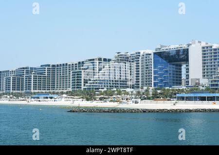 Moderner Hotelkomplex am Strand in Dubai. Dubai, VAE - 15. August 2023 Stockfoto