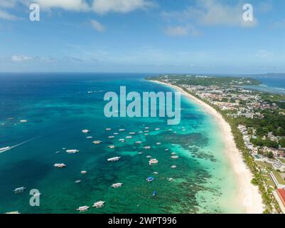 Wunderschöner Blick aus der Vogelperspektive auf den weißen Sandstrand und die Boote über klarem Wasser in Boracay. Insel in Malaiisch, Aklan. Philippinen. Stockfoto