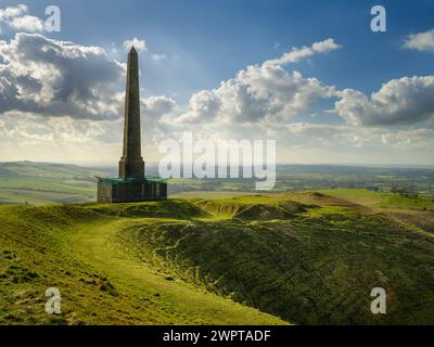 Das Lansdowne Monument, auch bekannt als Cherhill Monument, ist auf einem steilen Abhang unweit des Cherhill White Horse nahe C zu sehen Stockfoto