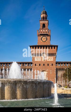 Der Brunnen vor dem Eingangstor des Castello Sforzesco, oder Mailänder Burg, im Herzen von Mailand, Italien. Stockfoto