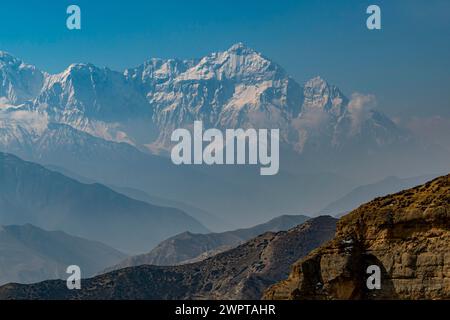 Wüstenlandschaft vor dem Annapurna Gebirge, Königreich Mustang, Nepal Stockfoto