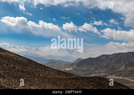 Wüstenlandschaft vor dem Annapurna Gebirge, Königreich Mustang, Nepal Stockfoto