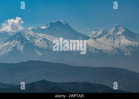 Wüstenlandschaft vor dem Annapurna Gebirge, Königreich Mustang, Nepal Stockfoto