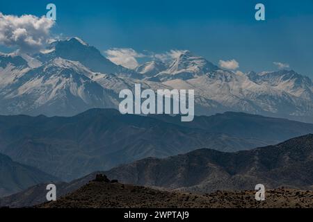 Alte Festung in der Wüstenlandschaft vor dem Annapurna Gebirge, Königreich Mustang, Nepal Stockfoto