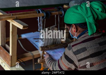 Traditionelle Weberei im Dorf Tsarang, Königreich Mustang, Nepal Stockfoto