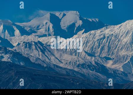 Wüstenlandschaft vor dem Annapurna Gebirge, Königreich Mustang, Nepal Stockfoto