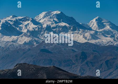 Wüstenlandschaft vor dem Annapurna Gebirge, Königreich Mustang, Nepal Stockfoto