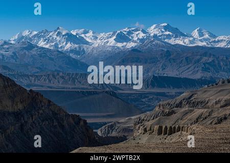 Wüstenlandschaft vor dem Annapurna Gebirge, Königreich Mustang, Nepal Stockfoto