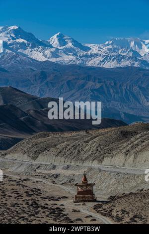 Stupa in einer Wüstenlandschaft vor dem Annapurna Gebirge, Königreich Mustang, Nepal Stockfoto