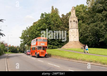 Ein ehemaliger Northampton-Bus, der Queen Eleanor's Kreuz in Northampton überquert Stockfoto