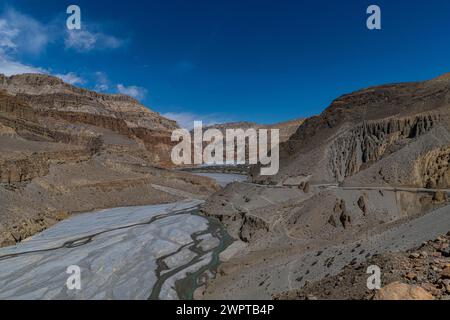 Winziges Dorf in einem riesigen trockenen Flussbett, Königreich Mustang, Nepal Stockfoto