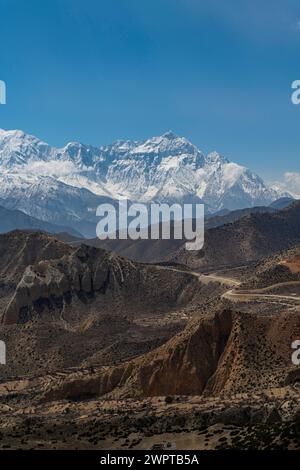 Karge Berglandschaft vor dem Annapurna Gebirge, Königreich Mustang, Nepal Stockfoto