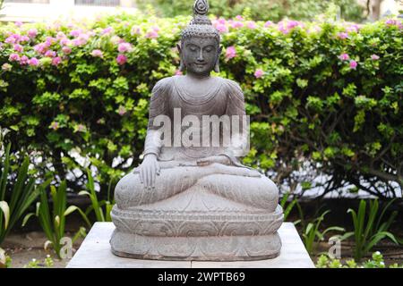 Klassische Buddha-Statue als elegantes Restaurant-Dekor Stockfoto