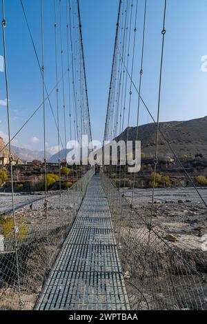 Riesige Hängebrücke, Dorf Chhusang, Königreich Mustang, Nepal Stockfoto