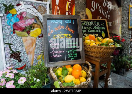 Obststand, Corniglia, UNESCO-Weltkulturerbe, Cinque Terre, Riviera di Levante, Provinz La Spezia, Ligurien, Italien Stockfoto