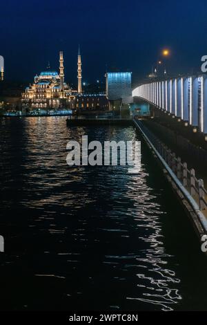 Am frühen Morgen, Spaziergang zur Neuen Moschee (Yeni Cami) in Istanbul, Türkei von der Galata-Brücke Stockfoto