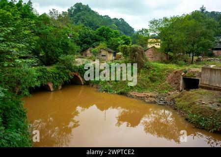 Leshan, China, Chinesische Kleinstadtansichten, in Sichuan, Landschaft, verschmutztes Wasser, Südwest-Provence, Stockfoto