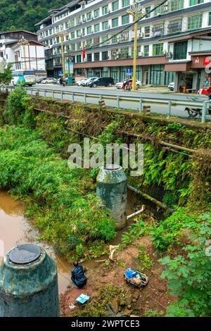 Leshan, China, Blick auf die chinesische Kleinstadt, verschmutztes Wasser, in der Südwest-Provence, Szene mit Wohngebäuden, Straße Stockfoto