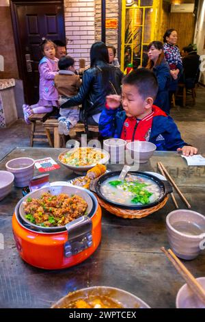 EMEISHAN, China, Crowd chinesische Touristen auf Urlaub in der Südwest-Provence, traditionelles chinesisches Restaurant, Straßenterrasse, Kinder und Familien Stockfoto