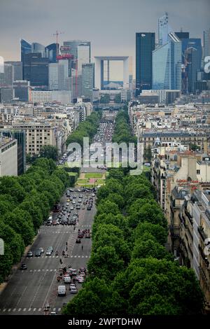 Blick auf Le Defence vom Triumphbogen. Le Defence ist ein bedeutendes Geschäftsviertel von Paris. Stockfoto