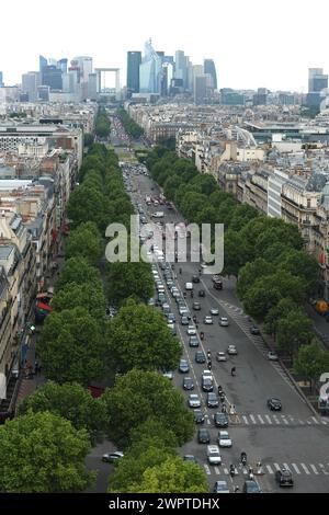 Blick auf Le Defence vom Triumphbogen. Le Defence ist ein bedeutendes Geschäftsviertel von Paris. Stockfoto