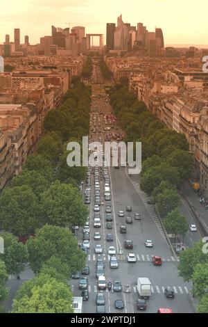 Blick auf Le Defence vom Triumphbogen. Le Defence ist ein bedeutendes Geschäftsviertel von Paris. Stockfoto