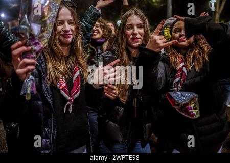 Mailand, Italien. März 2024. Frauen haben während des Protestes tanzen gesehen. „Non-Una di Meno“ (nicht einer weniger) organisierte einen Protest im Zentrum von Mailand, um gegen Diskriminierung und den zunehmenden Mord an Frauen zu protestieren. Quelle: SOPA Images Limited/Alamy Live News Stockfoto