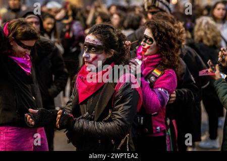 Mailand, Italien. März 2024. Man sah, wie man sich auf den Protest vorbereitete. „Non-Una di Meno“ (nicht einer weniger) organisierte einen Protest im Zentrum von Mailand, um gegen Diskriminierung und den zunehmenden Mord an Frauen zu protestieren. Quelle: SOPA Images Limited/Alamy Live News Stockfoto