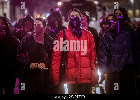 Mailand, Italien. März 2024. Mädchen, die während des Protestes auf der Straße gesehen wurden. „Non-Una di Meno“ (nicht einer weniger) organisierte einen Protest im Zentrum von Mailand, um gegen Diskriminierung und den zunehmenden Mord an Frauen zu protestieren. (Foto: Valeria Ferraro/SOPA Images/SIPA USA) Credit: SIPA USA/Alamy Live News Stockfoto