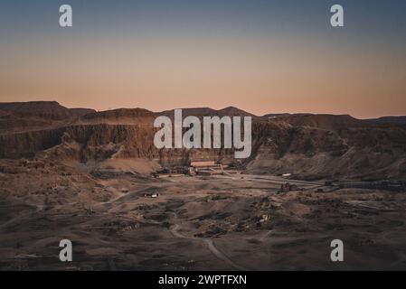 Luftaufnahme des Leichentempels der Hatschepsut in der Nähe von Luxor, Ägypten Stockfoto