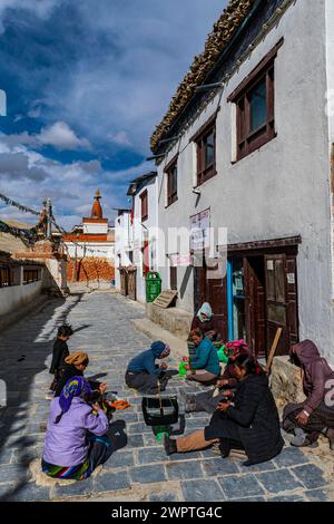 Einheimische Frauen praktizieren traditionelles Weben im Dorf Lo-Manthang, Königreich Mustang, Nepal Stockfoto