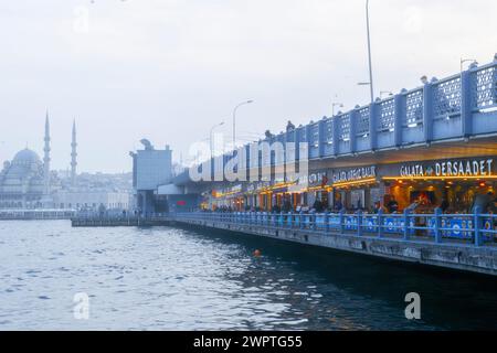 Am frühen Morgen und Galata-Brücke und die neue Moschee (Yeni Cami) in Istanbul, Türkei Stockfoto