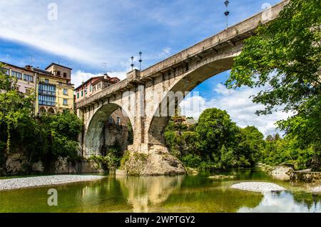 Ponte del Diavolo aus dem 15. Jahrhundert führt über den Fluss Natisone in das historische Zentrum, die Teufelsbrücke, Cividale del Friuli, Stadt mit Stockfoto