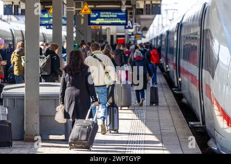Nach dem Ende Streiks der GDL bei der Deutschen Bahn es herrscht wieder ein guter Reiseverkehr auf den Bahnsteigen im Nürnberger Hauptbahnhof. Hier verlassen Fahrgäste den ICE aus München auf dem Weg nach Hamburg Altona mit einem Zwischenstopp am Nürnberger Hauptbahnhof. Nürnberg Tafelhof Bayern Deutschland *** nach dem Ende des GDL-Streiks bei der Deutschen Bahn herrscht wieder guter Reiseverkehr auf den Bahnsteigen am Nürnberger Hauptbahnhof hier verlassen die Passagiere das ICE von München auf dem Weg nach Hamburg Altona mit Zwischenstopp am Nürnberger Hauptbahnhof Nürnberg Tafelhof Bayern Deutschland 2024 Stockfoto