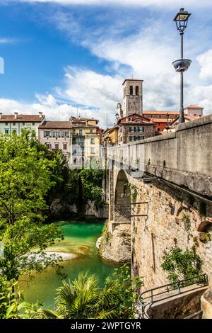 Ponte del Diavolo aus dem 15. Jahrhundert führt über den Fluss Natisone in das historische Zentrum, die Teufelsbrücke, Cividale del Friuli, Stadt mit Stockfoto