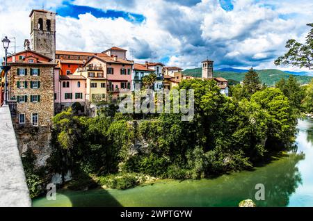 Ponte del Diavolo aus dem 15. Jahrhundert führt über den Fluss Natisone in das historische Zentrum, die Teufelsbrücke, Cividale del Friuli, Stadt mit Stockfoto
