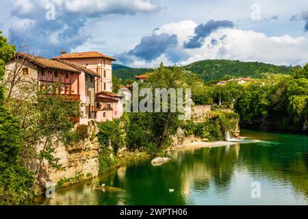 Blick vom Ponte del Diavolo aus dem 15. Jahrhundert über den Fluss Natisone in das historische Zentrum, die Teufelsbrücke, Cividale del Friuli, Stadt mit Stockfoto