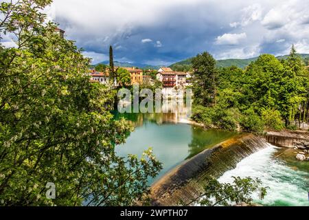 Blick vom Ponte del Diavolo aus dem 15. Jahrhundert über den Fluss Natisone in das historische Zentrum, die Teufelsbrücke, Cividale del Friuli, Stadt mit Stockfoto