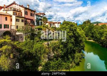 Blick vom Ponte del Diavolo aus dem 15. Jahrhundert über den Fluss Natisone in das historische Zentrum, die Teufelsbrücke, Cividale del Friuli, Stadt mit Stockfoto