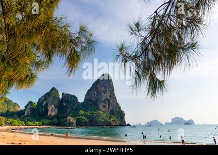 Railay-Strand in der Nähe von Krabi, Panorama, Sandstrand, Traumstrand, Strand, Badeurlaub, Kalkfelsen, Landschaft, Küstenlandschaft, Küste, Paradies Stockfoto