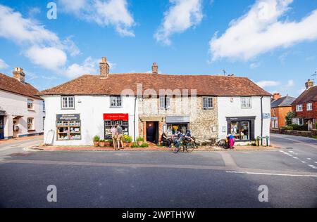 Geschäfte und Teestube in historischen Gebäuden auf dem Dorfplatz von Alfriston, einem hübschen historischen Dorf im Bezirk Wealden in East Sussex Stockfoto