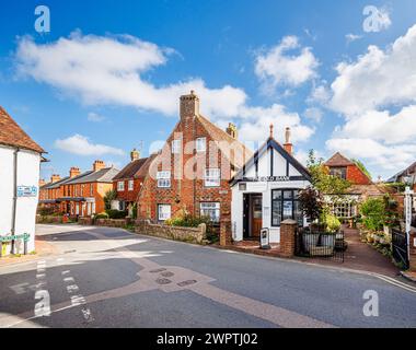 Alte Gebäude am Straßenrand und die 'Old Bank' im Zentrum von Alfriston, einem hübschen historischen Dorf im Wealden-Viertel von East Sussex Stockfoto