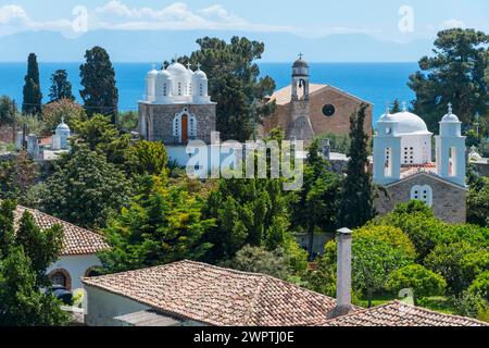 Blick auf eine Stadt mit Kirchen und Meer im Hintergrund, Nonnenkloster, Heiliges Kloster Timi Prodromos, byzantinische Festung, Koroni, Pylos-Nestor Stockfoto