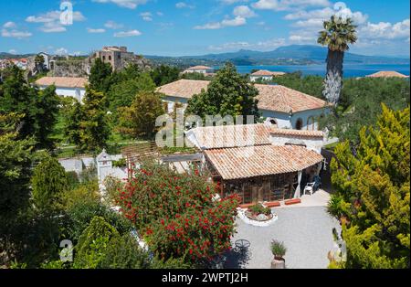 Kloster mit Gebäuden mit Terrakottadächern, Meerblick und Schloss im Hintergrund, links der Aussichtspunkt, Blick auf den Innenhof des Heiligen Stockfoto