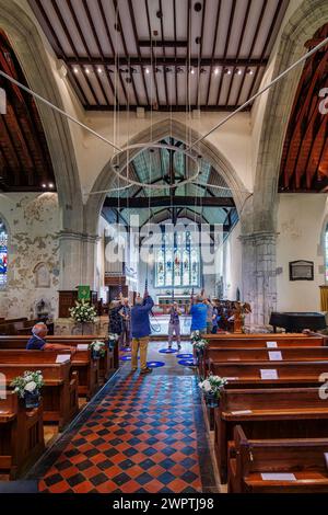 Glockenläuter üben in der Church of St Andrew in Alfriston, einem hübschen historischen Dorf im Bezirk Wealden in East Sussex Stockfoto