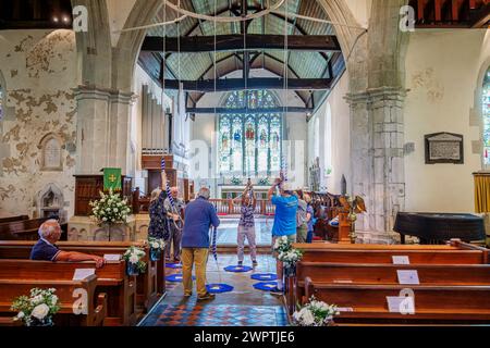 Glockenläuter üben in der Church of St Andrew in Alfriston, einem hübschen historischen Dorf im Bezirk Wealden in East Sussex Stockfoto