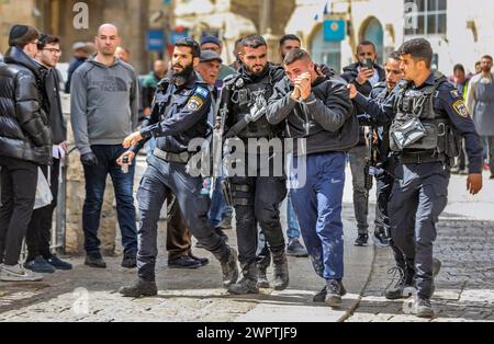 Jerusalem, Israel. März 2024. Ramadan nähert sich und die Spannungen in Jerusalem nehmen zu (vor dem Hintergrund des Krieges in Gaza). Der palästinensische Junge auf dem Foto tritt in einen Konflikt mit den Polizisten ein, die einen Kontrollpunkt auf dem Weg zur Al-Aqsa-Moschee (den Tempelberg oder Haram el Sharif) gesetzt haben. Der Konflikt führte dazu, dass er verhaftet und zur Polizeiwache in der Nähe gebracht wurde. Quelle: Yoram Biberman/Alamy Live News. Stockfoto